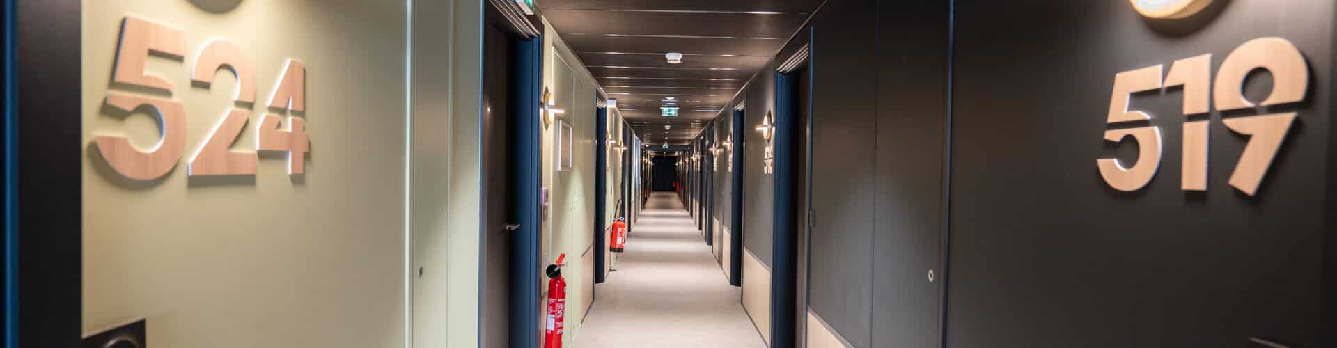 Couloir Hostel, lits en dortoirs privatisables.