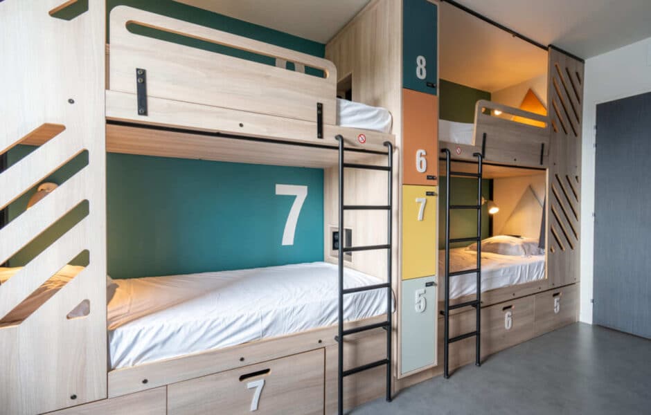 Lits en dortoir dans l’auberge Whoo Bordeaux Bacalan, hébergement économique et confortable pour courts séjours.