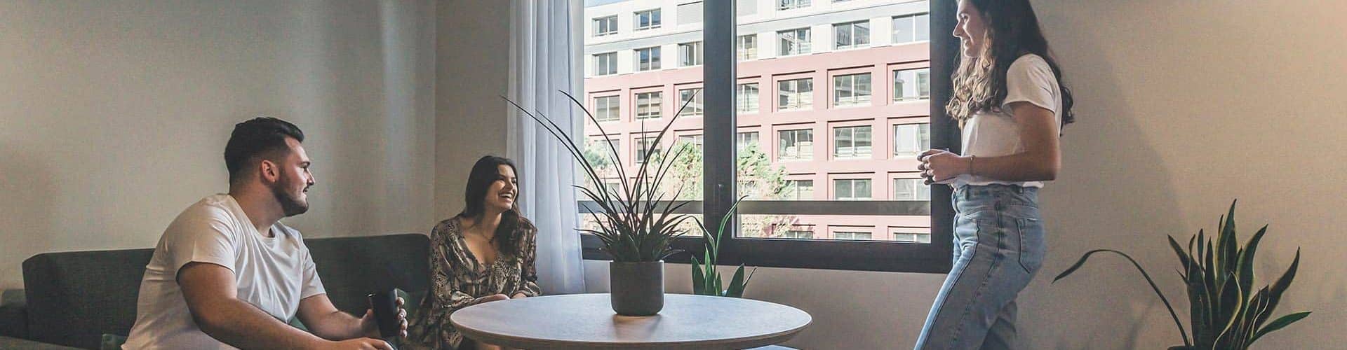 Vue studio PMR salon canapé rideaux - Résidence Bordeaux Bacalan : Appartements meublés et équipés - Whoo