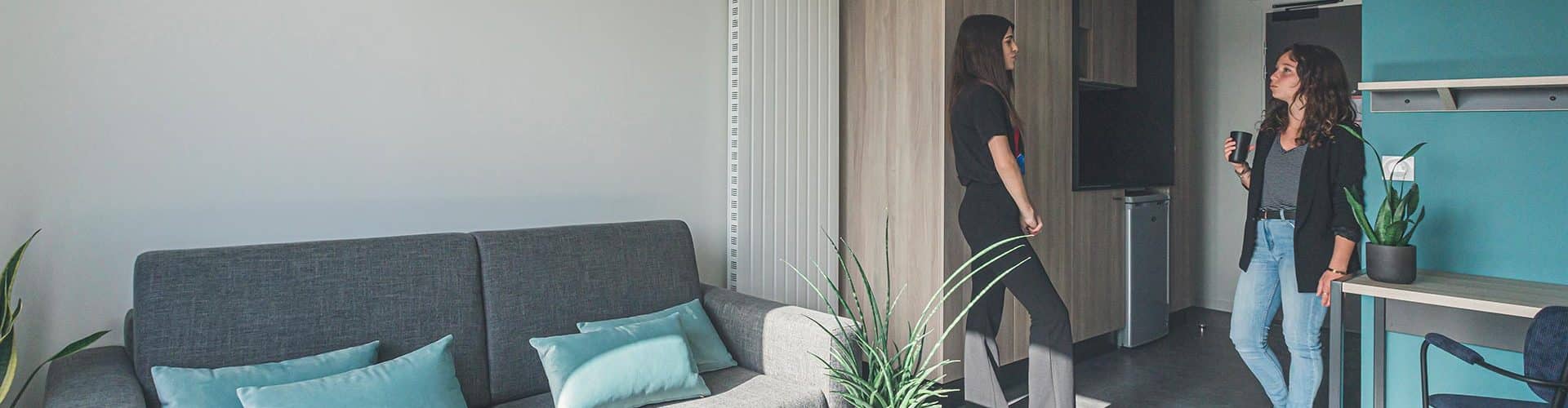 Vue intérieure studio entrée bureau - Résidence Bordeaux Bacalan : Appartements meublés et équipés - Whoo