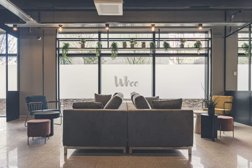 Espace commun d’accueil chaleureux à la résidence Whoo Bordeaux Bacalan, avec mobilier design et ambiance conviviale